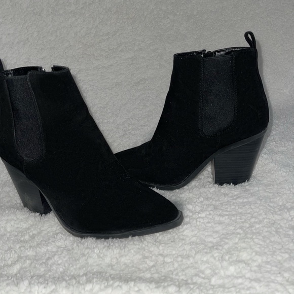 Black pointed toe booties - Picture 1 of 2